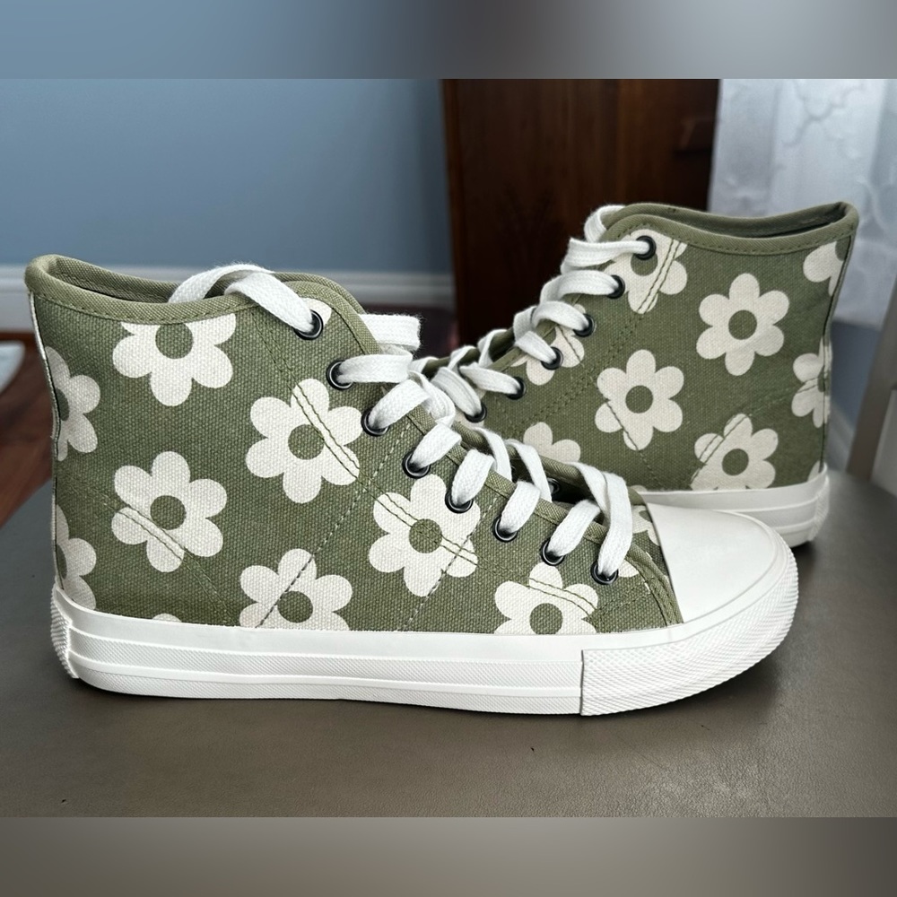 Women’s Size 6. American Eagle Shoes.